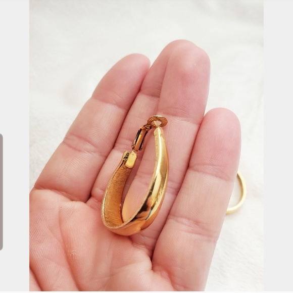 💰Vintage Trifani Gold Hoop Earrings💰 - Picture 2 of 3